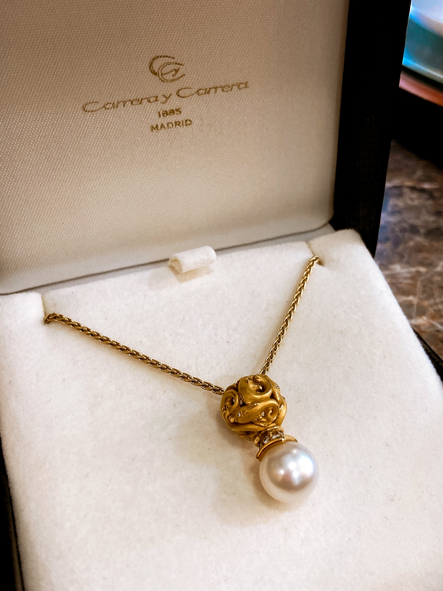 Carrera y Carrera 18K Yellow Gold Diamond Pearl Dolphin Swirl Pendant Necklace