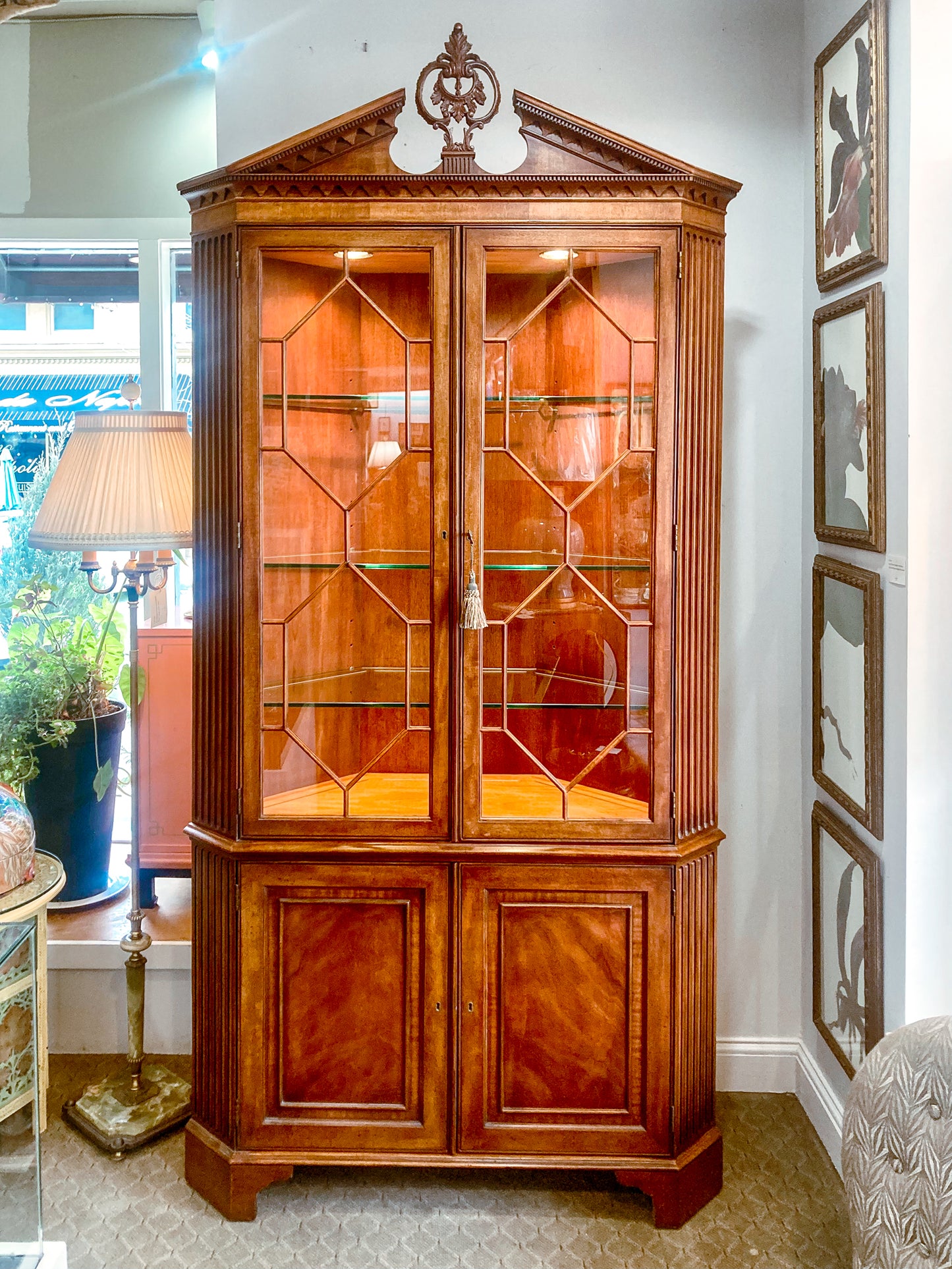 Henredon Lighted Mahogany Wood Corner Plate Glass Display Shelf Cabinet