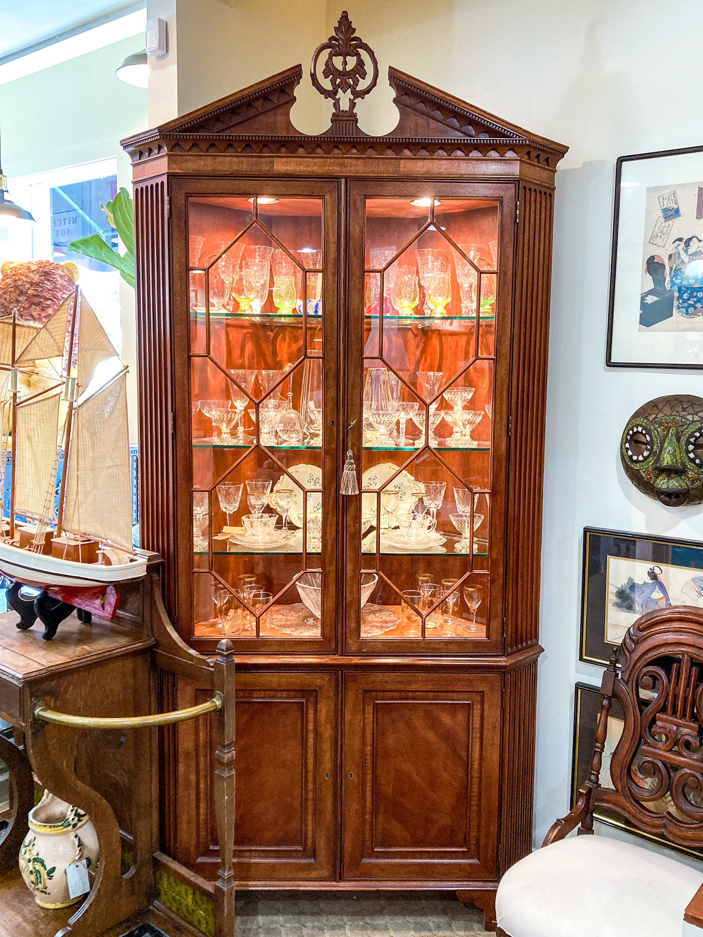 Henredon Lighted Mahogany Wood Corner Plate Glass Display Shelf Cabinet