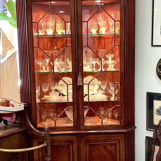 Henredon Lighted Mahogany Wood Corner Plate Glass Display Shelf Cabinet