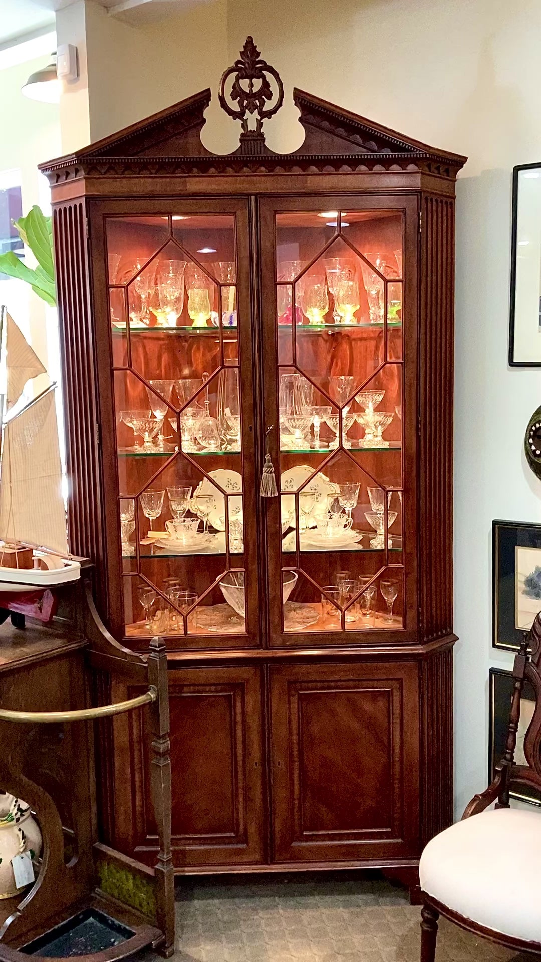 Henredon Lighted Mahogany Wood Corner Plate Glass Display Shelf Cabinet